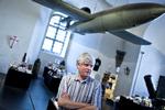 Afsked. Hverken økonomi eller museumsgenstande er blevet håndteret godt nok af direktør Ole Louis Frantzen, mente  de ansatte på Tøjhusmuseet. Nu går direktøren på pension. 
