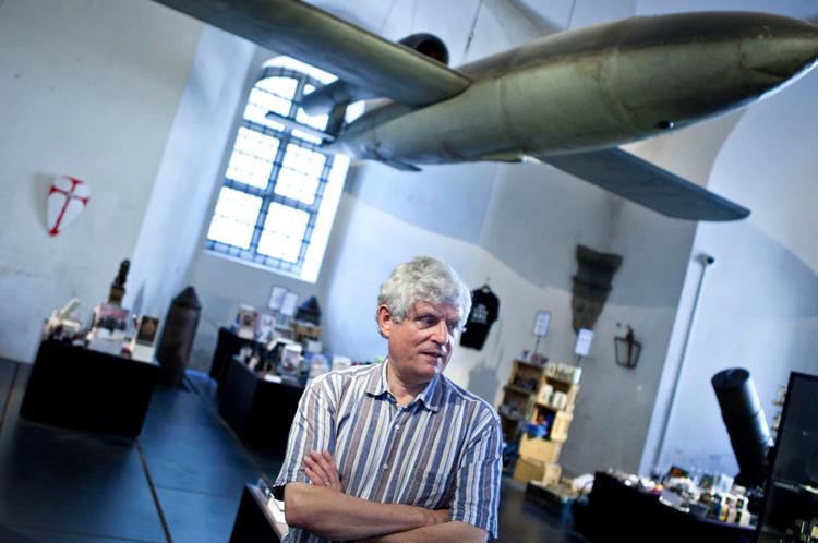 Afsked. Hverken økonomi eller museumsgenstande er blevet håndteret godt nok af direktør Ole Louis Frantzen, mente  de ansatte på Tøjhusmuseet. Nu går direktøren på pension. 