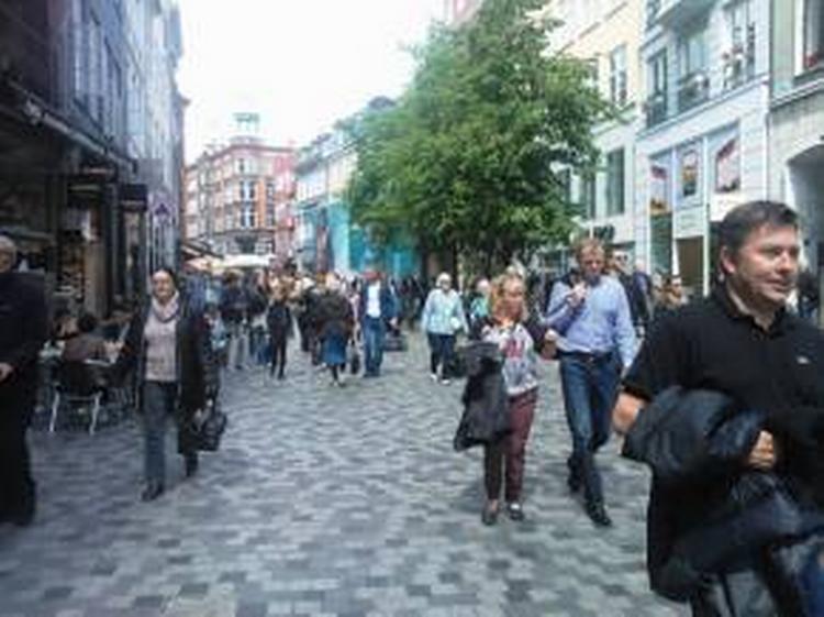 Skatteaftale. Masser af danskere havde i dag bevæget sig ud i solskinnet sammen med turisterne. Foto: Pia Buhl 