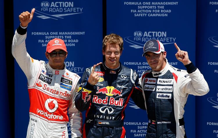 førende. Tyske Sebastian Vettel (midt) har igen kæmpet sig til pole position, mens britiske Lewis Hamilton (tv) starter i næstbedste position og  Pastor Maldonado fra Venezuela (th) havde tredjebedste tid i kvalifikationen før løbet i Valencia. 