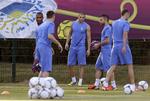 REVANCHE. Frankrig og Spanien mødtes senest ved VM 2006, da Frankrig vandt 3-1, og der er syv gengangere i den spanske trup fra dengang. Karim Benzema (í midten) debuterede først på landsholdet i 2007, men spiller i Spanien for Real Madrid. 
