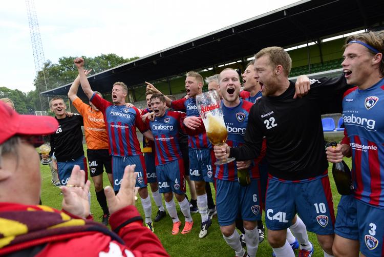 oprykker. FC Fyns spillere jubler efter den samlede sejr over to oprykningskampe fra 2. division mod HIK. 