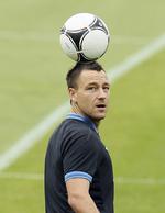 boldkontakt. Forsvarsgeneral John Terry har været med til at gøre Englands defensiv solid under EM-kampene. 