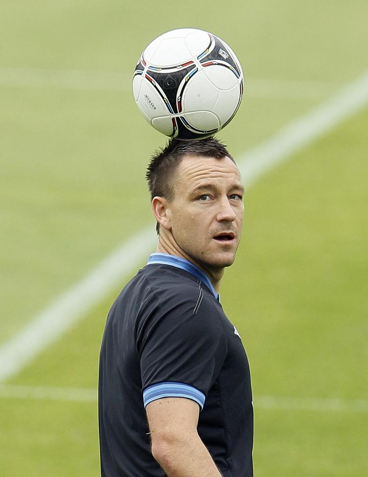 boldkontakt. Forsvarsgeneral John Terry har været med til at gøre Englands defensiv solid under EM-kampene. 