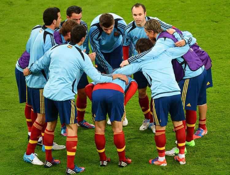 Kollektiv. Andrés Iniesta er en af Spaniens afgørende spillere og kigger her op i kredsen af landsholdskolleger, der vil i semifinalen på bekostning af Frankrig. 