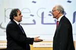 legender. Franz Beckenbauer (th) hilser på Uefa-præsidenten Michel Platini under en Fifa-kongres i slutningen af maj. 