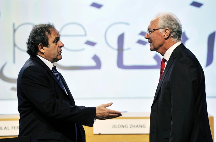 legender. Franz Beckenbauer (th) hilser på Uefa-præsidenten Michel Platini under en Fifa-kongres i slutningen af maj. 