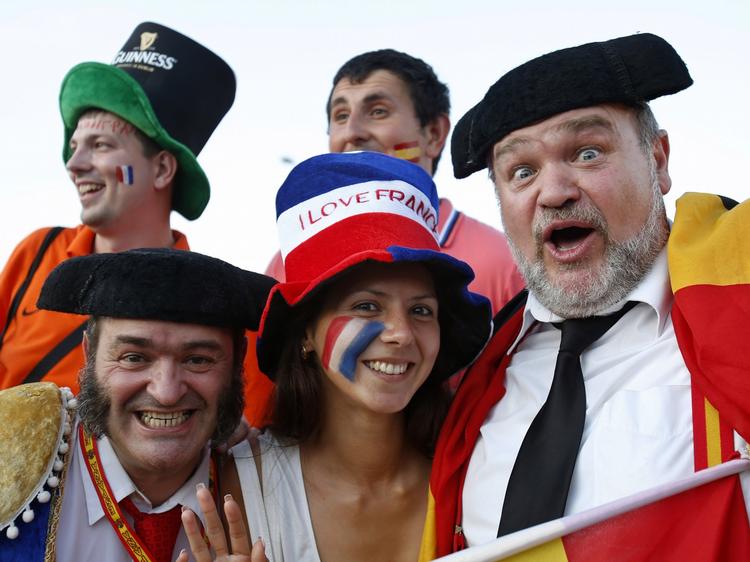 harmoni. Fans fra de to lande varmede op til kampen i højt humør. 