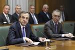 INDLAGT. Grækenlands nye premierminister Antonis Samaras (til venstre) og finansminister Vasilis Rapanos (til højre) blev i torsdags fotograferet sammen. Dagen efter blev Rapanos hasteindlagt med smerter i maven. 