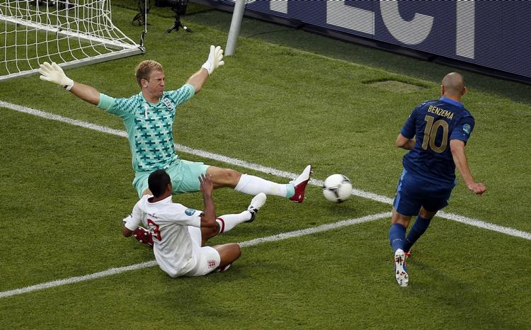 AVS. Da Karim Benzema fik en af kampens få chancer, kom Ashley Young i sidste øjeblik ned og fik blokeret, men det kostede lidt knubs at støde ind i Joe Hart. 