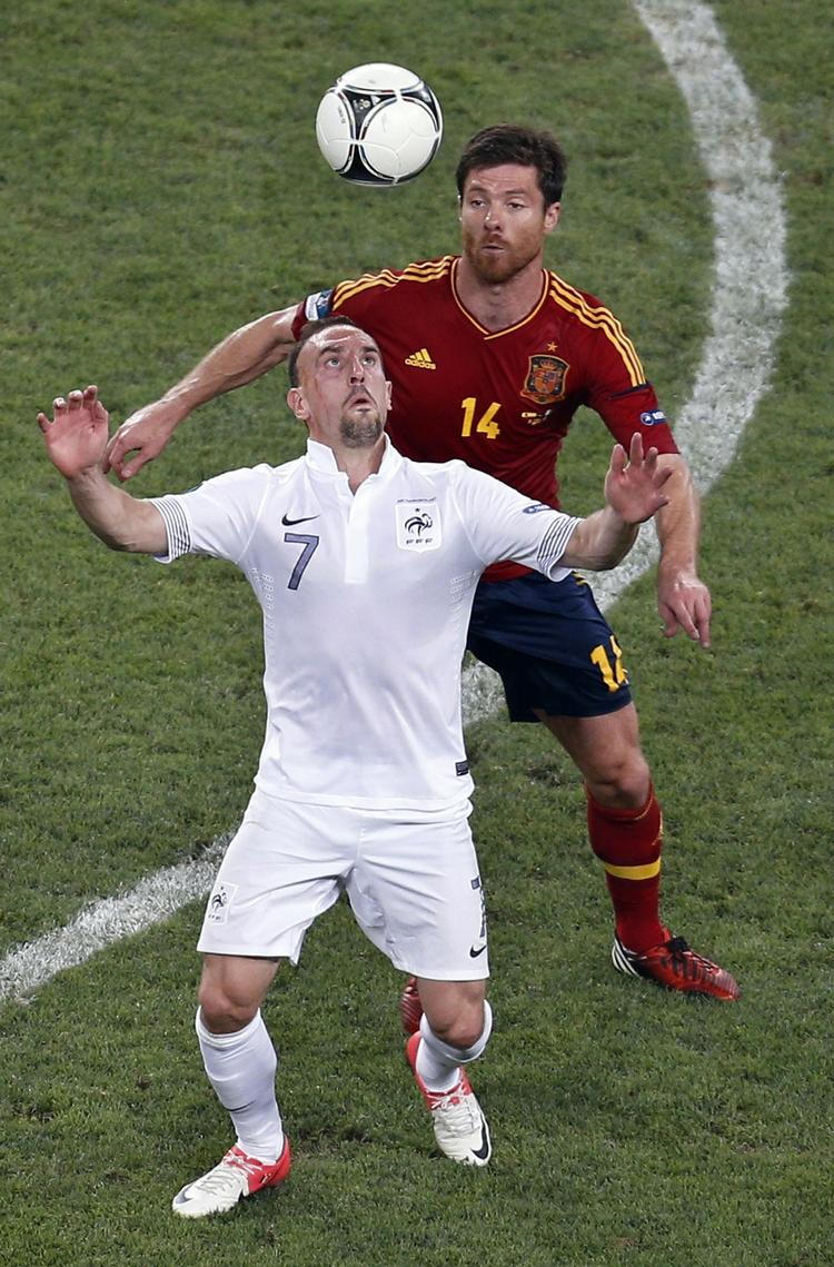dobbelt. Spaniens Xabi Alonso (bagerst) scorede to mål, mens Frankrigs Franck Ribery (forrest) som sædvanlig kæmpede flot, men denne gang forgæves. 