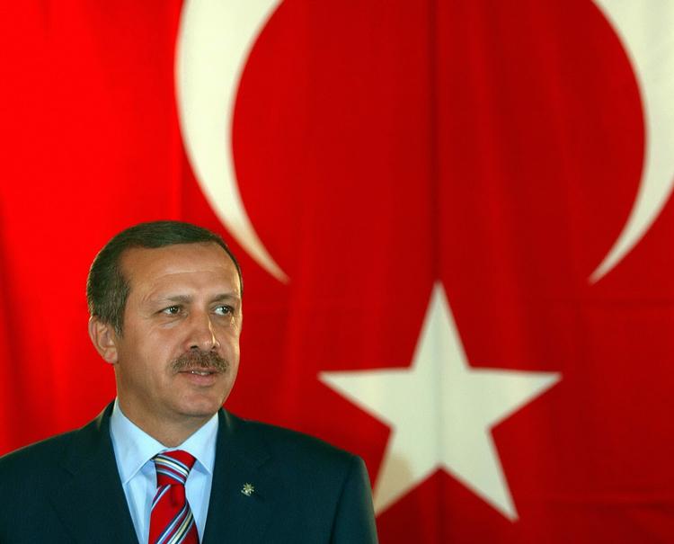 Konflikt. Situationen mellem Tyrkiet og Syrien spidser til, efter at syrisk militær har skudt et tyrkist kampfly ned. Den tyrkiske premiere minister Erdogan lægger ikke skjul på, at han ønsker,  at Assad skal gå af. 