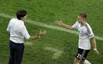 'Reserve'. Marco Reus (t.h.) fik chancen fra start mod Grækenland af landstræner Löw (t.h.)og scorede. 
