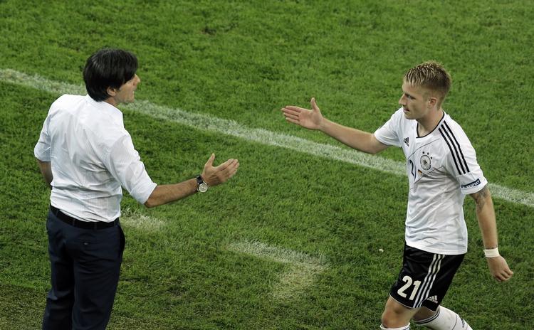 'Reserve'. Marco Reus (t.h.) fik chancen fra start mod Grækenland af landstræner Löw (t.h.)og scorede. 