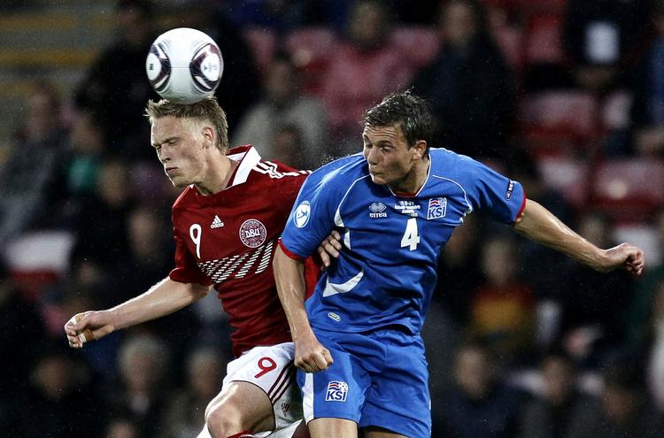 Bobler. Nicolai Jørgensen har spillet to A-landskampe. Her er han i aktion for U21-holdet mod Island. 