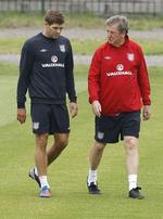 Omdrejningspunktet. Anfører Steven Gerrard (t.v.) har sammen med målmanden Joe Hart været Englands bedste i de tre indledende kampe, hvor manager Hodgson (t.h.) har vist stor taktisk snilde. 