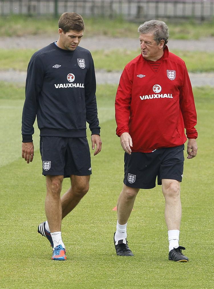 Omdrejningspunktet. Anfører Steven Gerrard (t.v.) har sammen med målmanden Joe Hart været Englands bedste i de tre indledende kampe, hvor manager Hodgson (t.h.) har vist stor taktisk snilde. 