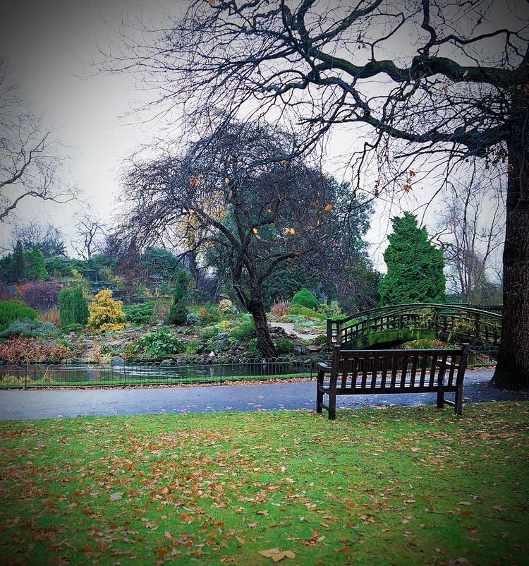 British. Der er herregårdsliv nok til hele ugen i Alan  Hollinghursts  moppedreng af en roman. Men vi kommer også op i tiden og væk fra landlivet. Her er vi  i Regent's Park. 