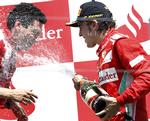 SKÅL. Som traditionen foreskriver blev der sprøjtet mere end der blev drukket, da Fernando Alonso (th.) fejrede sin sejr i Valencia sammen med Ferrari-mekanikeren Andrea Stella. 