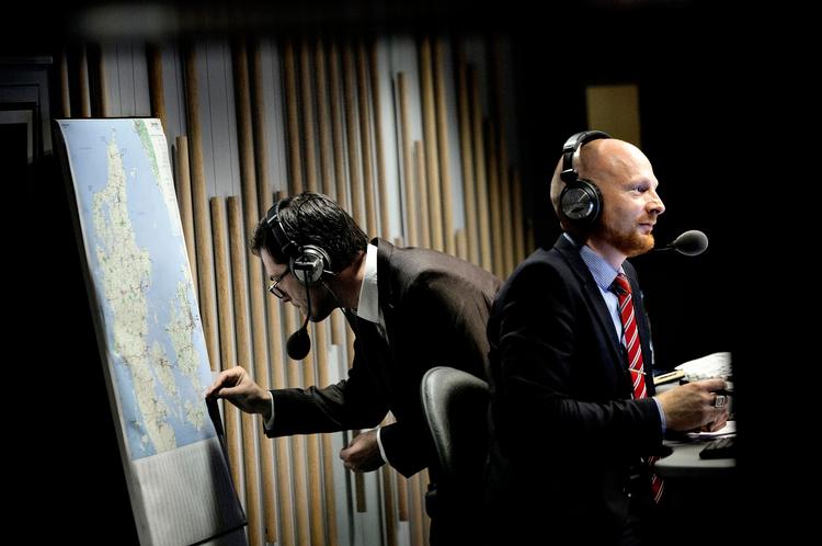 grænseafsøgende. Mads Brügger (th. i billedet) kan godt lide at teste vores fordomme. P.t. gør han det sammen med makkeren Mikael Bertelsen (tv.) på taleradiokanalen Radio24syv.