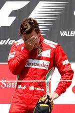 berørt. Foran tusindvis af ellevilde landsmænd kørte Fernando Alonso sig til sejren i Valencia. 