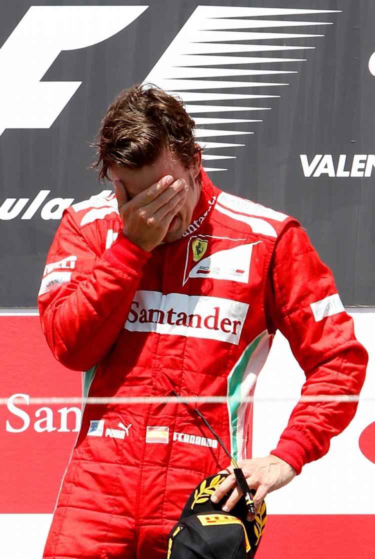 berørt. Foran tusindvis af ellevilde landsmænd kørte Fernando Alonso sig til sejren i Valencia. 