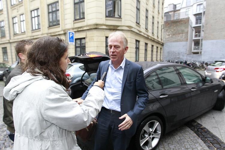 Krisemøde. SF's formand ankommer til Kong Arthur, hvor folketingsgruppen skal forklare landsledelsen forløbet omkring skatteaftalen, der er indgået med Venstre og de konservative. 