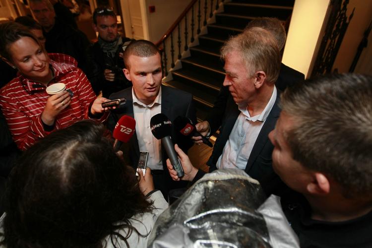 TOPFOLK. Skatteminister Thor Möger Pedersen og SF's formand Villy Søvndal har på et flere timer langt møde med partiets landsledelse diskuteret skatteaftalen, der er indgået med Venstre og de konservative. 
