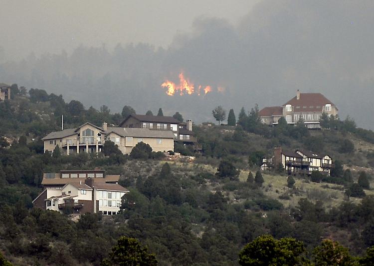 Brande. Mange mennesker har forladt deres hjem og enedele af frygt for flammerne. 