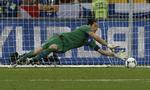 REDNINGEN. Da Gianluigi Buffon kastede sig til venstre og reddede Ashley Coles straffespark, var Italien på vinderkurs. 