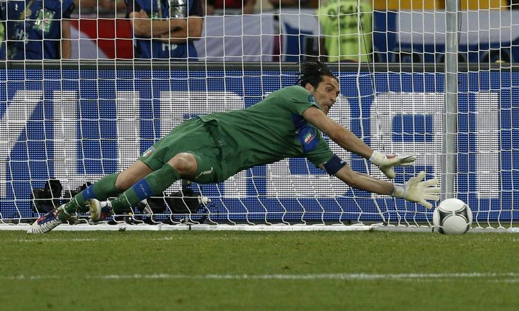 REDNINGEN. Da Gianluigi Buffon kastede sig til venstre og reddede Ashley Coles straffespark, var Italien på vinderkurs. 