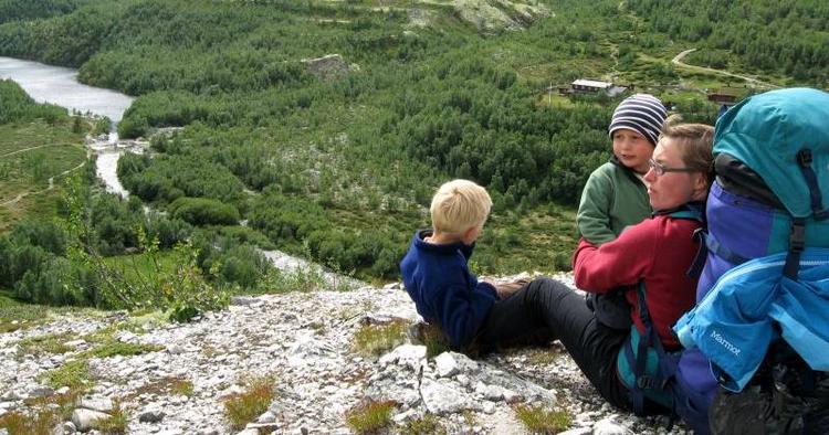 Eventyrligt. Er man til Tolkien, minder Rondane sine steder om Kløvedal, men bliver man træt af at botanisere, kan man finde sig en ru klippe at udfordres på. 