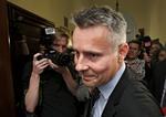 Rockerrelationer. Henrik Sass Larsen kunne ikke sikkerhedsgodkendes af PET fordi han har haft tæt kontakt til rockere. 