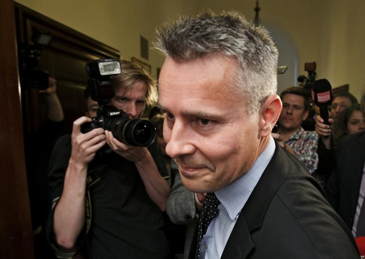 Rockerrelationer. Henrik Sass Larsen kunne ikke sikkerhedsgodkendes af PET fordi han har haft tæt kontakt til rockere. 