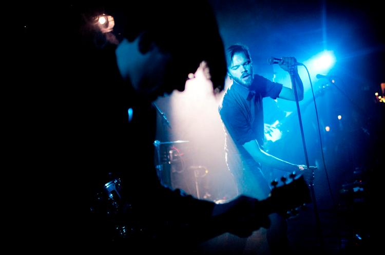 klassisk.  Der er ved at være hul igennem til Rum 37, der  serverer både  herrevokal og tryk på guitar såvel som lyrik. 