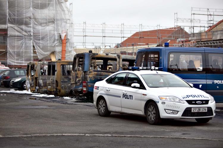Ekstremisme. Det er blandt andet et brandattentat ved Politiskolen i Brøndby, som de unge er mistænkt for. 