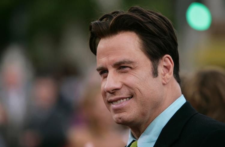 Anklage. Rygter om, at John Travolta har levet et hemmeligt liv i saunamiljøet i Californien tager til i styrke. 