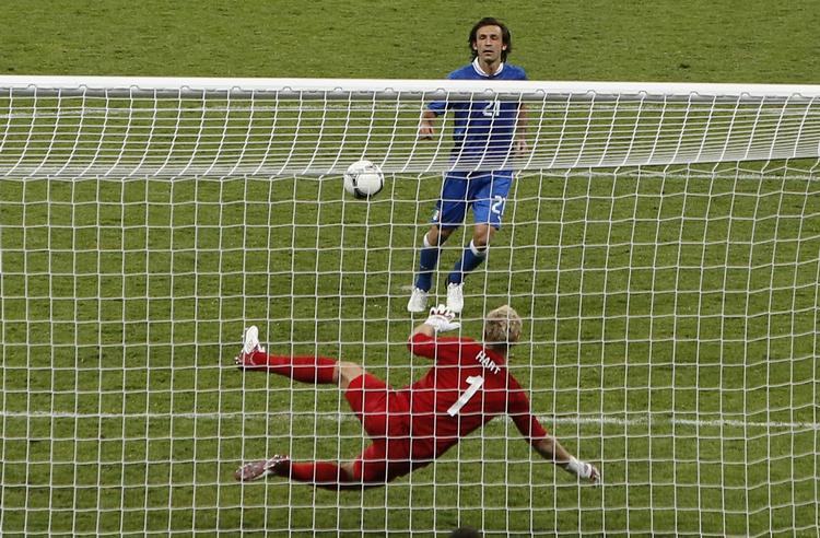 Ydmygelse. Andrea Pirlo fik udlignet til 2-2 - og så var presset på englænderne. 