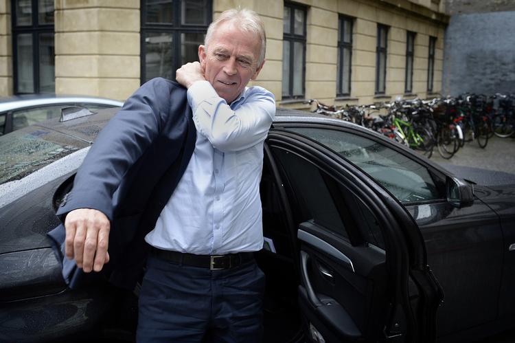 Skattereform. Villy Søvndal er gået for vidt i forsvaret for skattereformen, mener hans egne partifæller. Nu kommer han dem i møde. 