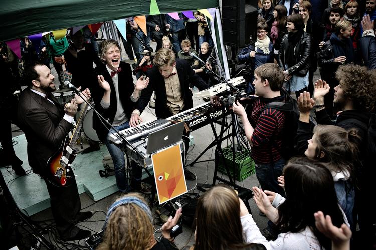 Biblofest. Festens hovedscene placeres i hjertet af biblioteket i Krystalgade, så publikum kan gynge med fra bibliotekets balkoner. I bibliotekets baggård ruller raverbussen ind med »afrikansk dansemusik, synthpunk, italo, eurodance samt acid house«. 