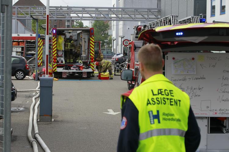 Udslip. Politiet har afspærret et større område på Amager og bedt folk om at holde sig inden døre. 