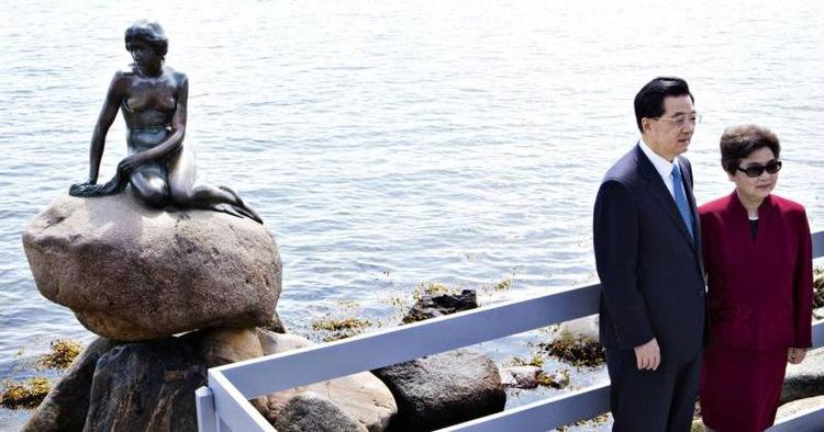 Feriefoto. Som stort set alle andre besøgende i København stillede den kinesiske præsident Hu Jintao og fru Yongqing op til det obligatoriske havfruefoto under besøget i Danmark. 
