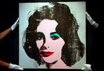 Silver liz. Et Warhol-portræt af  Elizabeth Taylor kom på auktion hos Christie's i 2010. Det havde ikke været  offentligt tilgængeligt i 20 år. Var det i dag blevet forelagt amerikanske Warhol- eksperter til vurdering af dets ægthed, ville de højst sandsynligt ikke svare. 