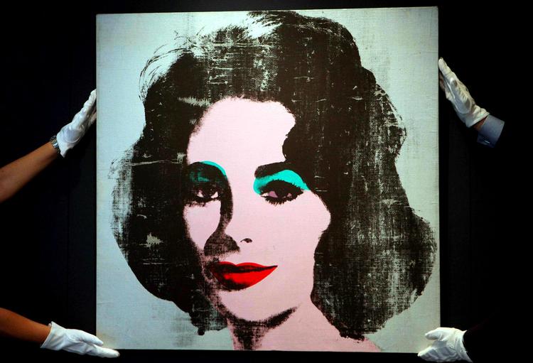 Silver liz. Et Warhol-portræt af  Elizabeth Taylor kom på auktion hos Christie's i 2010. Det havde ikke været  offentligt tilgængeligt i 20 år. Var det i dag blevet forelagt amerikanske Warhol- eksperter til vurdering af dets ægthed, ville de højst sandsynligt ikke svare. 