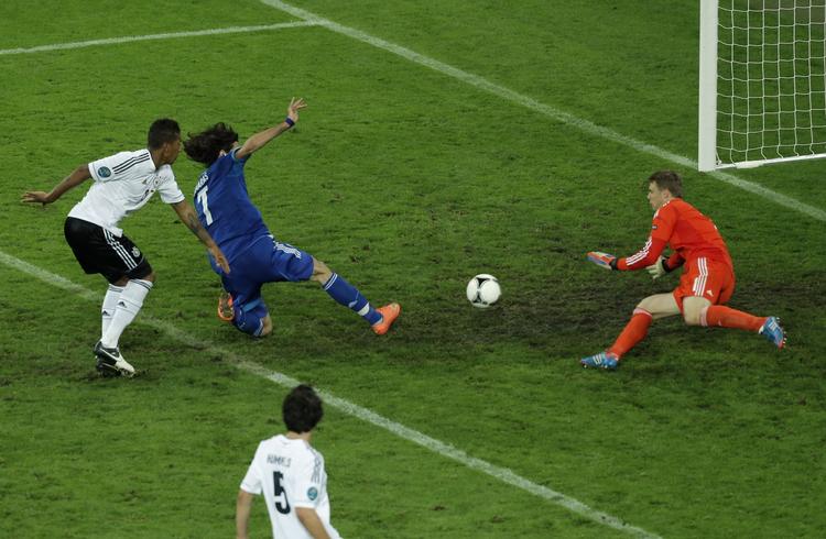 Neuer. Den tyske målmand Manuel Neuer har været ude i flere straffesparkskonkurrencer i klubsæsonen. Bl.a. to gange i Champions League: Han havde succes i semifinalen mod Real Madrid, men kom til kort i finalen mod Chelsea. 