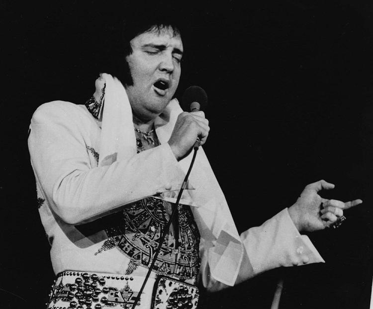 Modstand. Mere end 10.000 fans af rockkongen Elvis Prestley gik på barrikaderne, da det blev annonceret, at den krypt på Forest Hill Cemetery i Memphis, der tidligere har huset stjernens jordiske rester, var sat på auktion. 