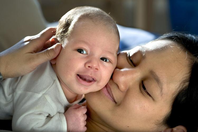 Fertilitet. Risikoen for kromosomfejl, tidlig abort, for tidlig fødsel og mange andre komplikationer er øget hos ældre fødende. Derfor opfordrer fertilitetslæger til, at kvinder får børn tidligt i livet i stedet for at vente. (arkivfoto) 