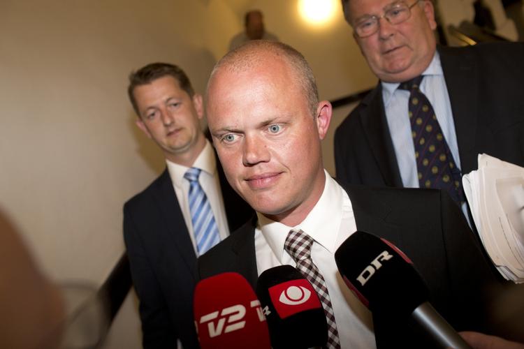 Uvidende. Venstres folketingsmedlemmer Peter Christensen, Claus Hjort Frederiksen og Torsten Schack Pedersen ankom samlet til Finansministeriet i fredags. Ifølge Claus Hjort Frederiksen var de uvidende om, hvad regeringen forestillede sig, men håbede, at de kunne forhandle, så »frygten« om en aftale med Enhedslisten kunne undgås. 