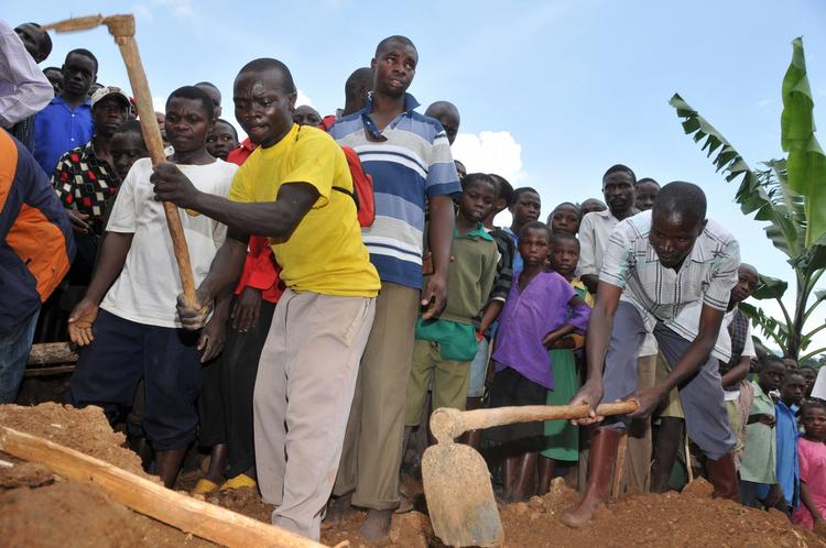 Jordskred. Frivillige leder efter nogle af de mange, der blev begravet af muddermasser under et jordskred i det østlige Uganda. 