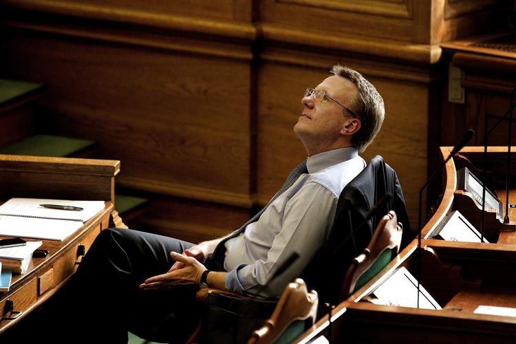 Frivilligt. Ombudsmanden har ikke pålagt Justitsminister Morten Bødskov (S) at fjerne Henrik Sass Larsens (S) tavshedspligt i sagen om hans manglende sikkerhedsgodkendelse. Det har ministeren frivilligt valgt, siger ekspert i forvaltning. Arkivfoto. 